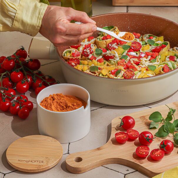 Cukiernica z łyżeczką i bambusową pokrywką porcelanowa NBC Konighoffer 350 ml biała