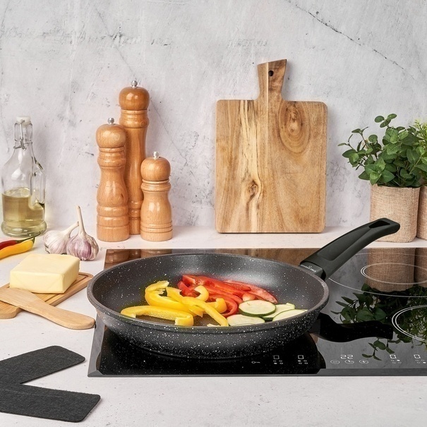 Patelnia non-stick Starke Pro Chelsea 28 cm i podkładka