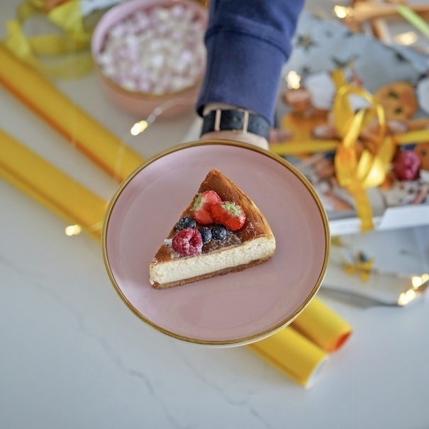 Talerz deserowy ze złotym rantem Konighoffer 19 cm r&oacute;żowy