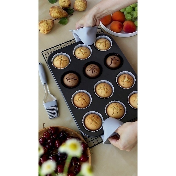 Forma do pieczenia na 12 muffinek Tadar 35,5 x 26,5 cm z silikonowymi foremkami