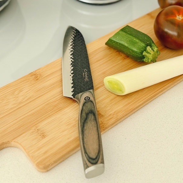 N&oacute;ż Santoku z twardej stali Starke Pro Hitoshi 17,5 cm