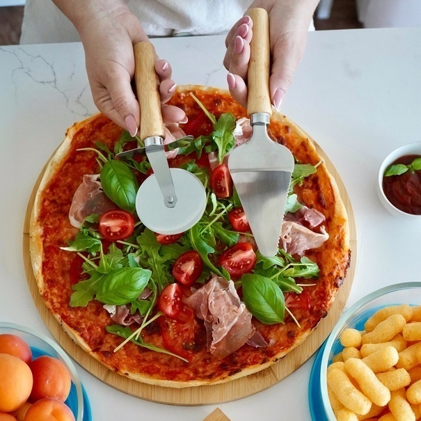 Radełko i deska z łopatką do serwowania pizzy Tadar