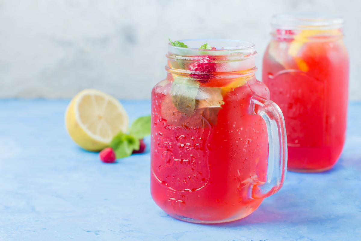 Lemoniada malinowa &ndash; 3 pomysły na orzeźwiający, letni nap&oacute;j