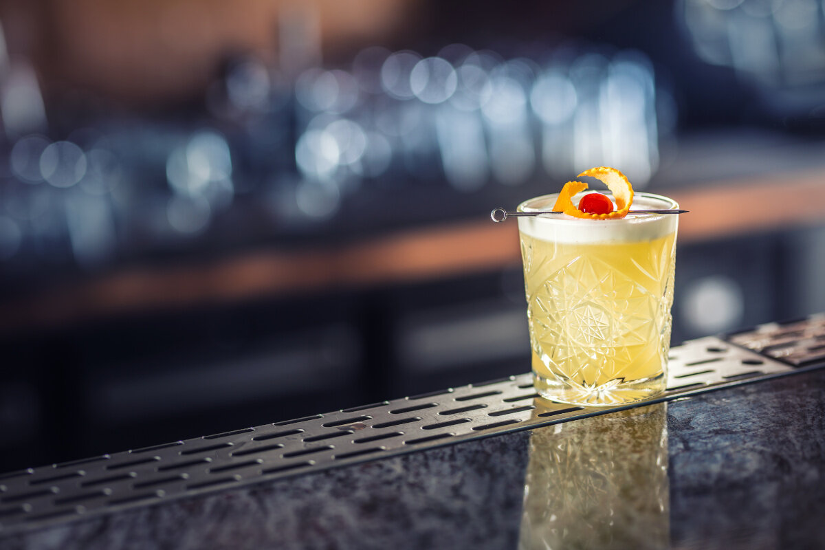 Jak zrobić whisky sour &ndash; przepis na orzeźwiającego drinka