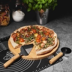 Radełko i deska z łopatką do serwowania pizzy Tadar