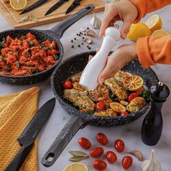 Zestaw 2 młynków ręcznych do soli i pieprzu Tadar Cayenne czarny i biały