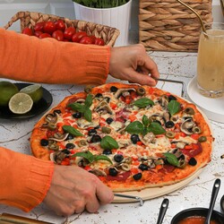 Kamień do pizzy ze stojakiem i radełkiem Konighoffer 33 cm