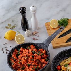 Zestaw 2 młynków ręcznych do soli i pieprzu Tadar Cayenne czarny i biały