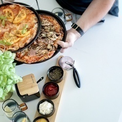 Komplet 3 blach do pizzy ze stojakiem Tadar Appetito 32 cm
